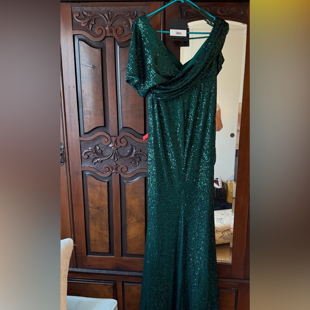 IEENA FOR MAC DUGGAL
Green Sequined Asymmetrical Draped Trumpet Gown